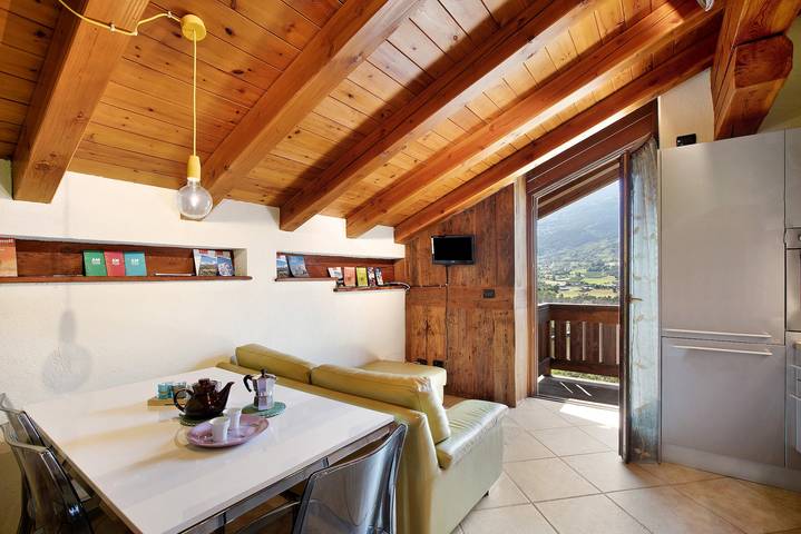 Entire apartment, Apartment 'Pelòt-de La Masse' with Mountain View, Private Garden and Wi-Fi in Comune di Sarre, Wallisian Alps