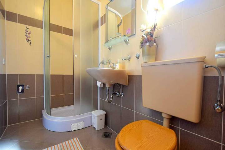 Ganze Wohnung, Ferienwohnung Anton D. 2 in Malinska-Dubašnica, Krk