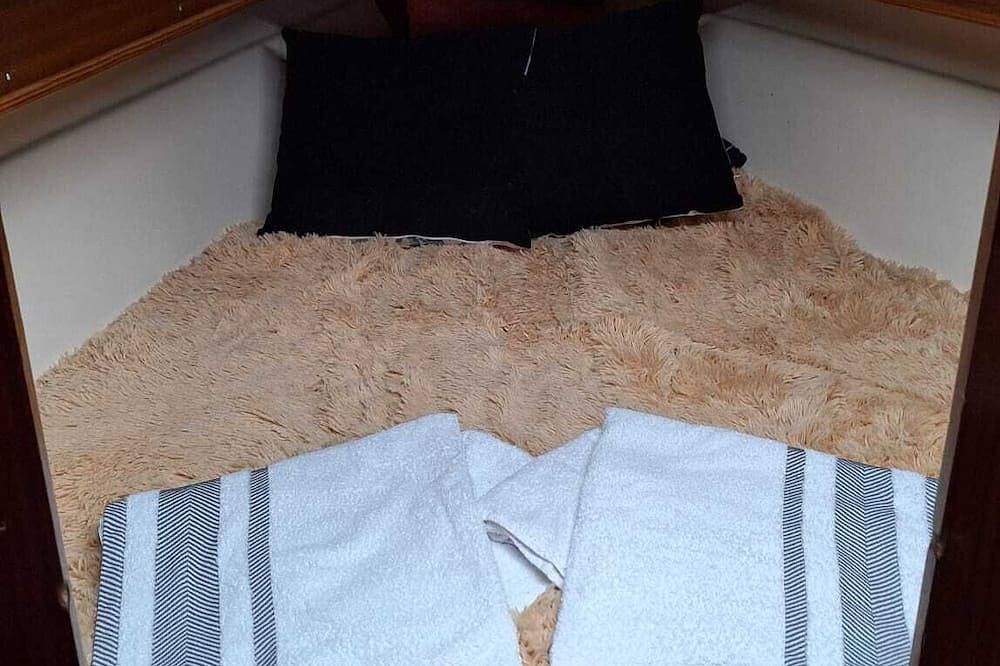 Noche en el Mar: Hospédate en un Encantador Velero en Barcelona in Badalona, Barcelonés