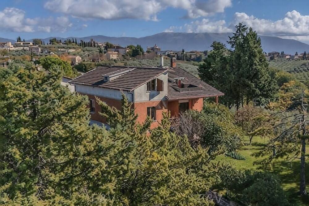 Exclusive villa with view, garden, bbq, pets allowed and parking space in Montefalco, Perugia Provinz