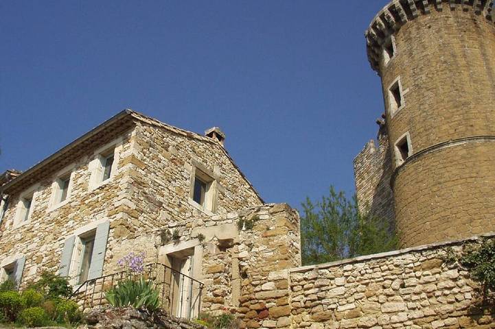 Location de vacances pour 6 personnes, avec terrasse et jardin à La Baume-de-Transit