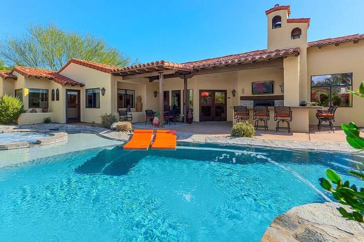 Vacation rental for 8 people, with yard and hot tub, with pets in Palm Springs
