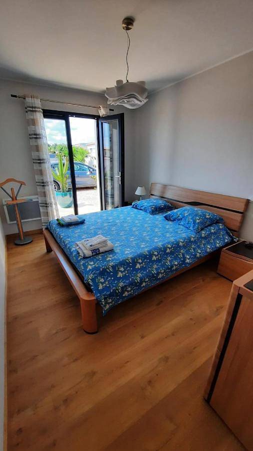 Location de vacances pour 4 personnes, avec Jacuzzi ainsi que Terrasse et Jardin à Caves - 2