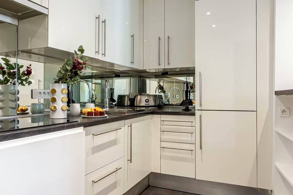 Upscale 3-Bedroom Flat Surrounded By Shopping & Dining in Paris, Ile de France