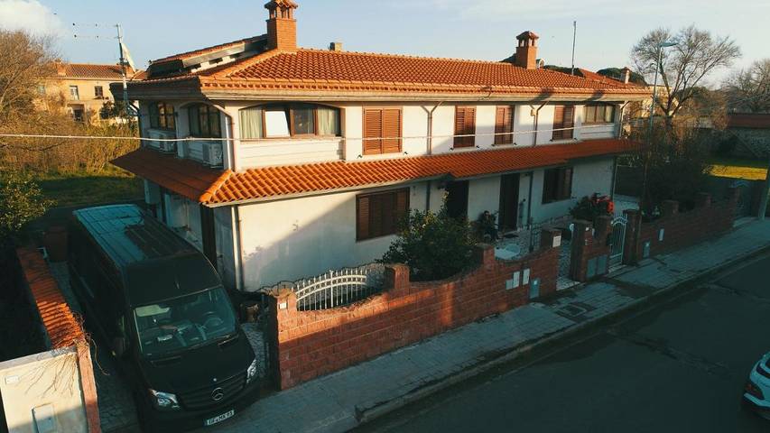 Gîte pour 6 personnes, avec Jacuzzi et Terrasse ainsi que Jardin et Vue à Arborea - 2