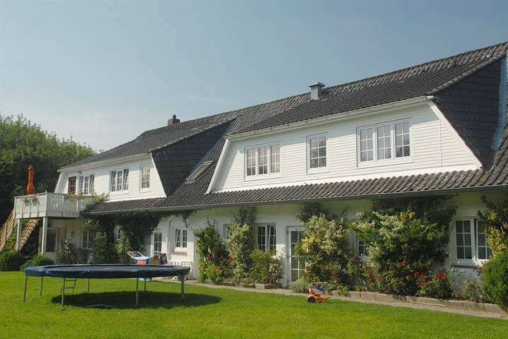 Ferienwohnung für 5 Personen, mit Balkon/Terrasse und Balkon sowie Terrasse und Garten in Tümlauer Koog