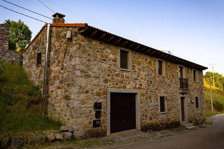 Casa rural para 6 personas, con Terraza además de Jardín y Vistas en Carrocera