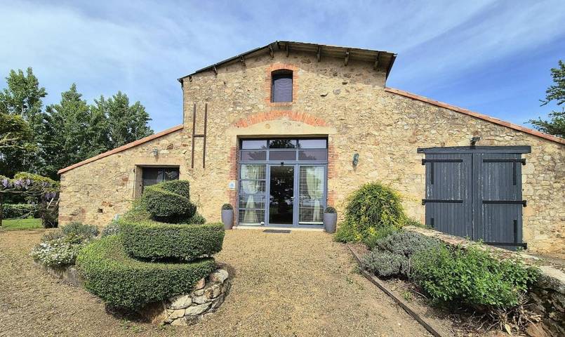 Maison d’hôte pour 10 personnes, avec piscine ainsi que terrasse et jardin