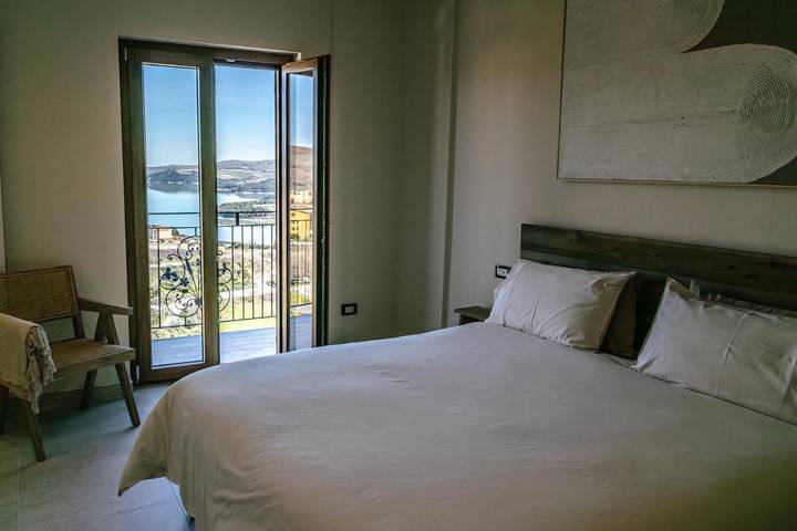 Location de vacances pour 2 personnes, avec vue ainsi que vue sur le lac et jardin à Guardialfiera - 2