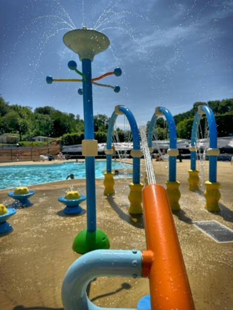 Location de vacances pour 6 personnes, avec vue ainsi que jardin et piscine à La Calotterie