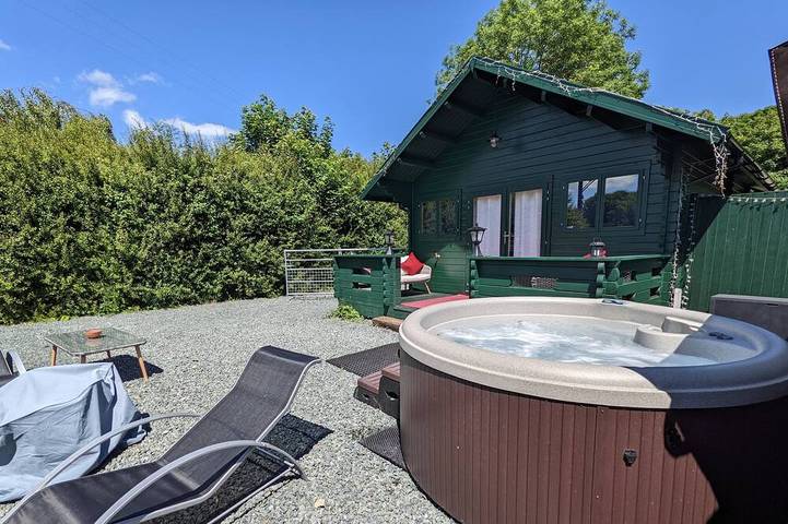 Cottage for 5 people, with Balcony and Hot tub as well as Garden on the Isle of Anglesey