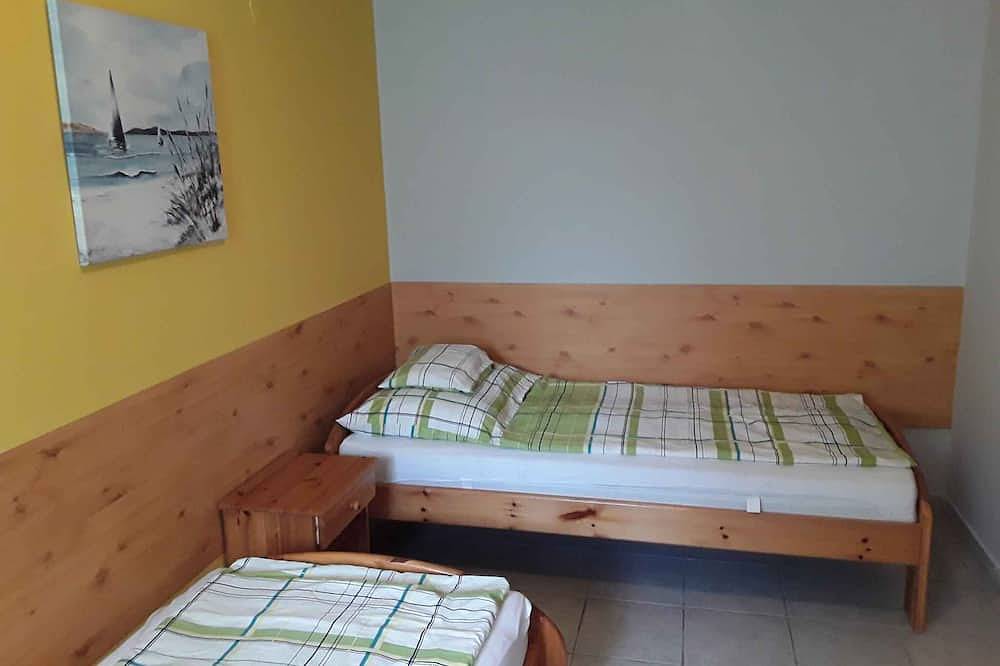 Ferienhaus nur 80 m vom Privat Strand entfernt ,mit einem kleinen Boot und Klimaanlage in Szantod, Plattensee Südufer