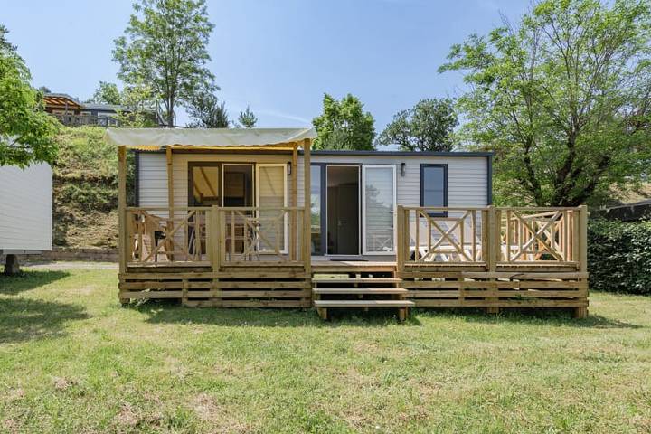 Caravane pour 4 personnes, avec Balcon/Terrasse ainsi que Terrasse et Sauna