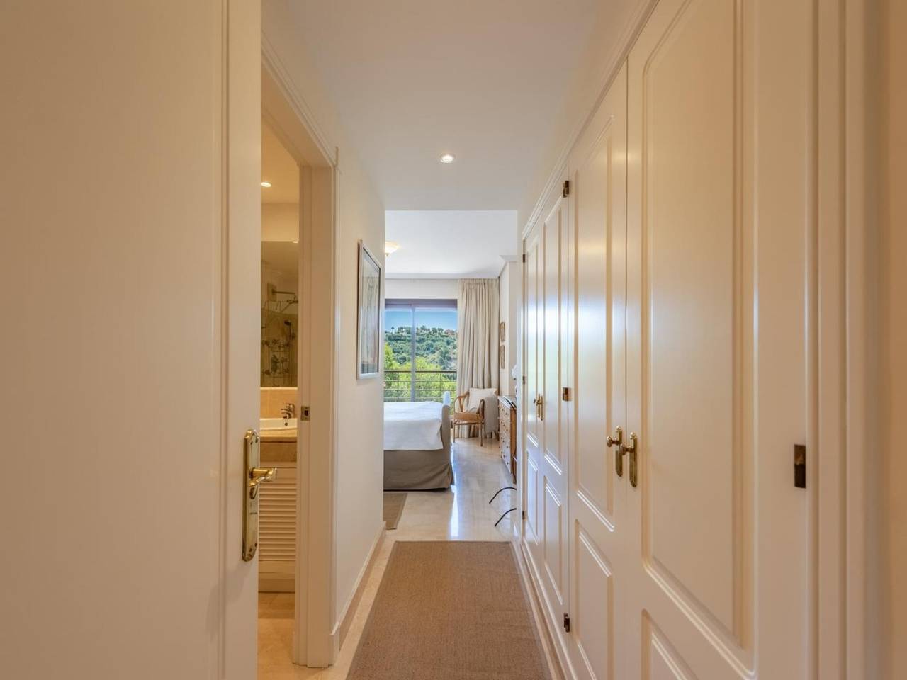 Entire apartment, Bright 3-bedroom apartment with terraces and pools in Benahavís in Los Arqueros, Benahavís