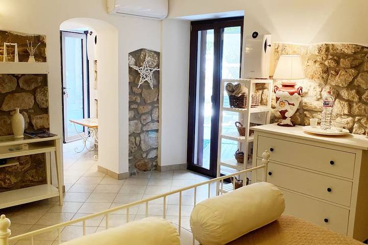 Apartamento entero, Circeii, apartamento con dormitorio, salón y exterior con bañera. in San Felice Circeo, Agro Pontino