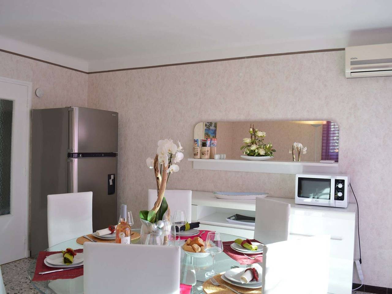 Idyllisches Ferienhaus in Fréjus: 4 Zimmer, 6 Schlafplätze, nah am Strand, Terrasse, Klimaanlage, Wlan in Fréjus Plage, Frejus