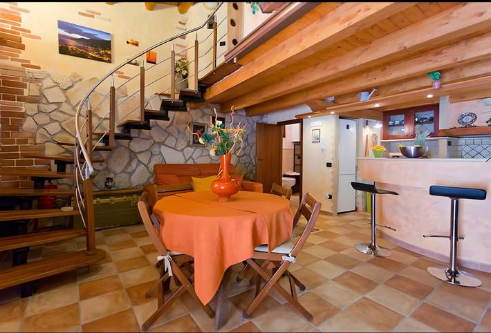 Entire apartment, 'Alla Corte Dei Ventimiglia' Apartment with Mountain View, Wi-Fi, and Air Conditioning in Montelepre, Palermo Province