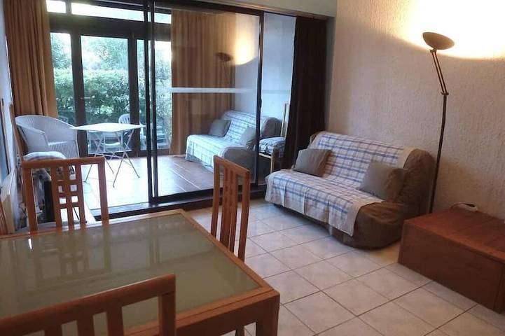 Location de vacances pour 6 personnes, avec terrasse ainsi que jardin et piscine, animaux acceptés à Bandol