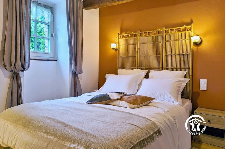 Charmantes Coëvrons: Maison de Campagne Authentique avec Jardin, Idéale pour Familles et Animaux in Saint-Christophe-du-Luat, Mayenne