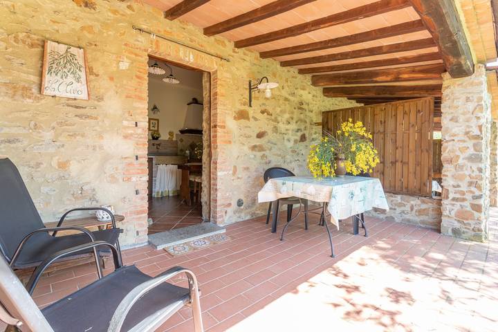 Appartamento Olivo con terrazza, piscina condivisa e Wi-Fi in Magliano in Toscana, Provincia di Grosseto