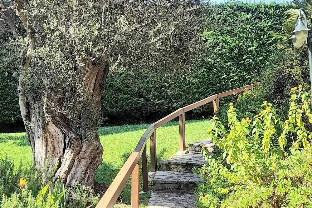 Entire apartment, Studio in a Pierre & Vacances residence. in Villefranche-sur-Mer, Nice region