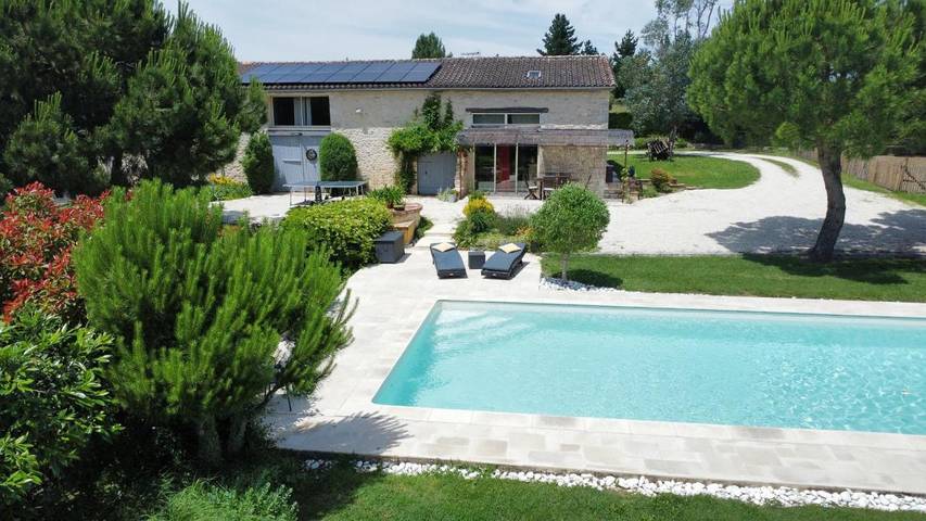 Gîte pour 6 personnes, avec piscine ainsi que jardin et vue, adapté aux familles à Riocaud