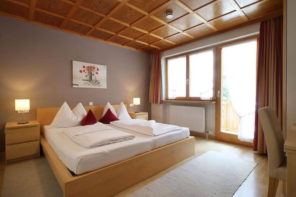 Room 11 - Double room + balcony - Bergkristall in Brand, Brandnertal