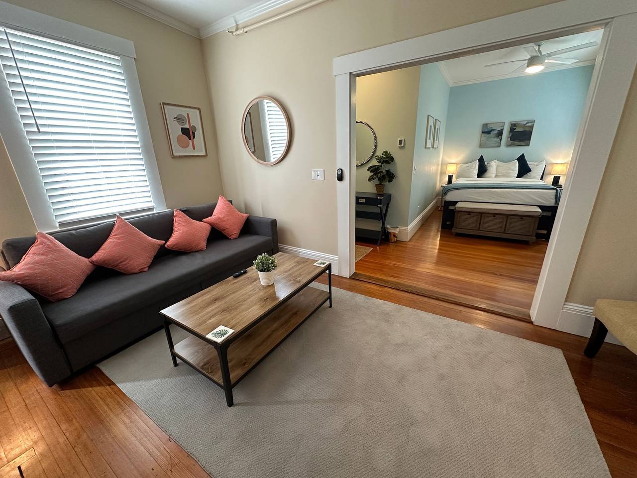 Ganze Wohnung, Exposed Brick Suite 1 Bed/ 1 Bath/ Pullout Sofa in Newport, Newport County