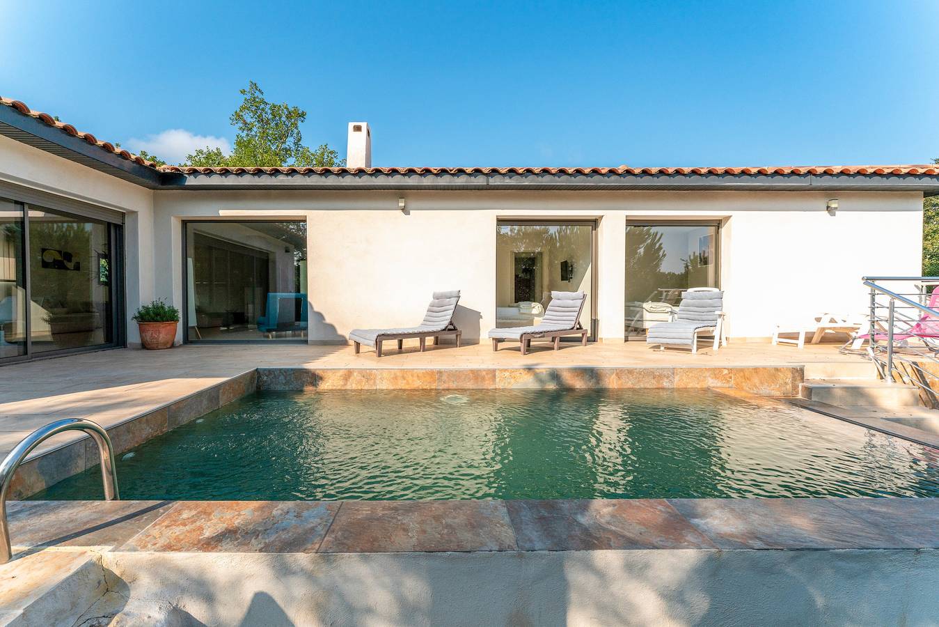 Apartamento entero, Villa 'Au Bord Du Gardon' con vistas a la montaña, Wi-Fi y aire acondicionado in Sainte-Anastasie, Region de Nimes