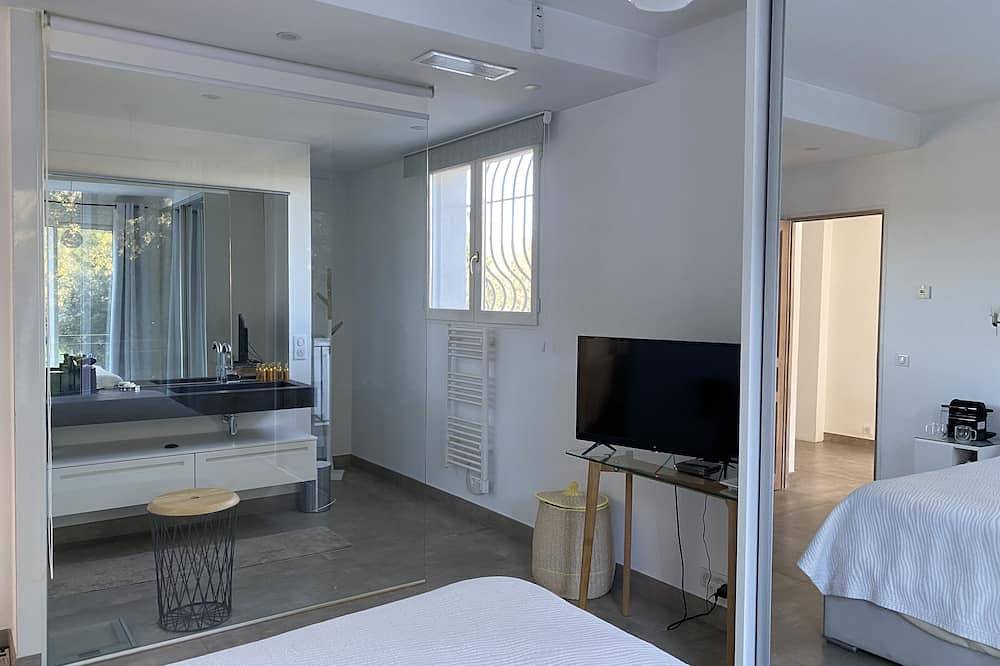 Superb contemporary house. 5 minutes from Golf , 15 m from Beaches   in Biot, Region de Cannes