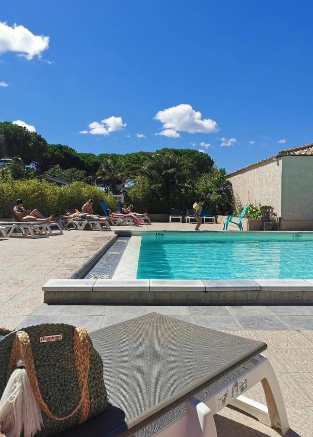Camping pour 2 personnes, avec Terrasse et Jardin ainsi que Piscine et Vue