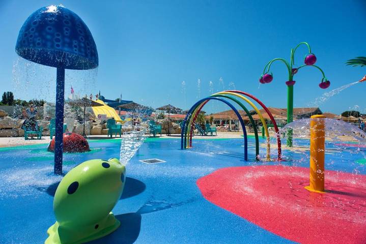 Camping pour 7 personnes, avec piscine et jardin ainsi que jacuzzi et bassin pour enfant