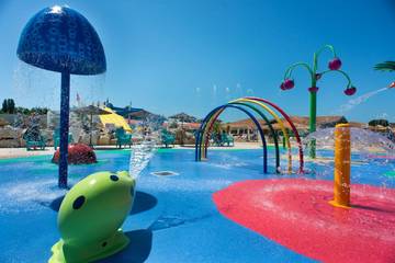 Gîte pour 7 personnes, avec bassin pour enfant et jacuzzi ainsi que jardin et piscine dans Luna Park La Palmyre