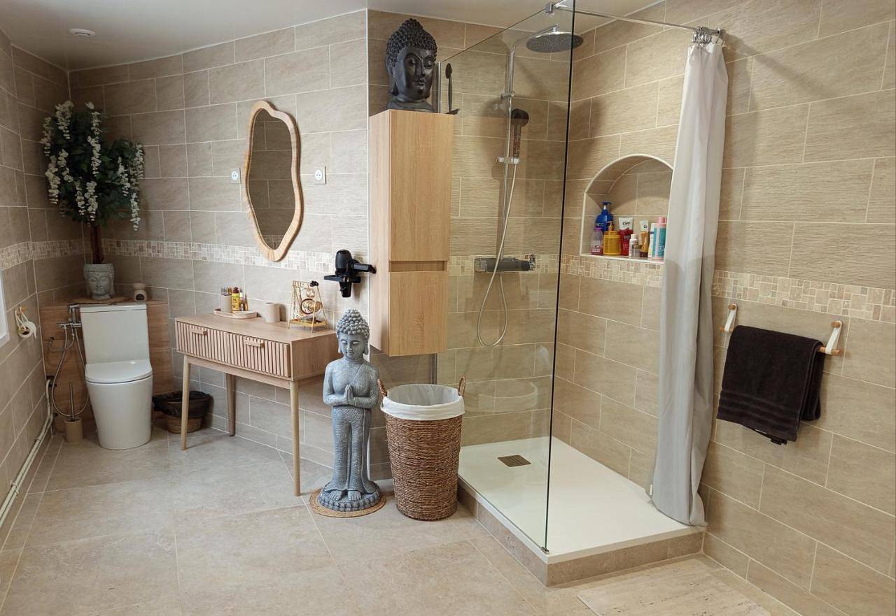 Double Room with Shared Bathroom in Pontoise, Val-d'Oise