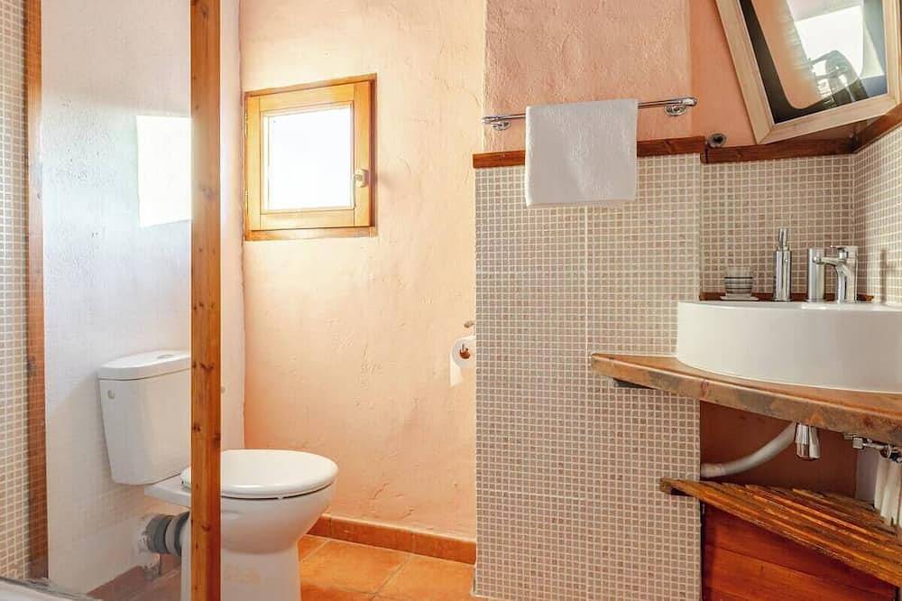 Habitación con baño y sala privados en casa rural in Hoz y Costeán, Provincia de Huesca