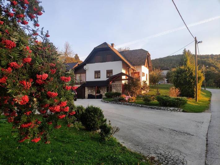 Maison d’hôte pour 4 personnes, avec jardin et vue dans Poljanak