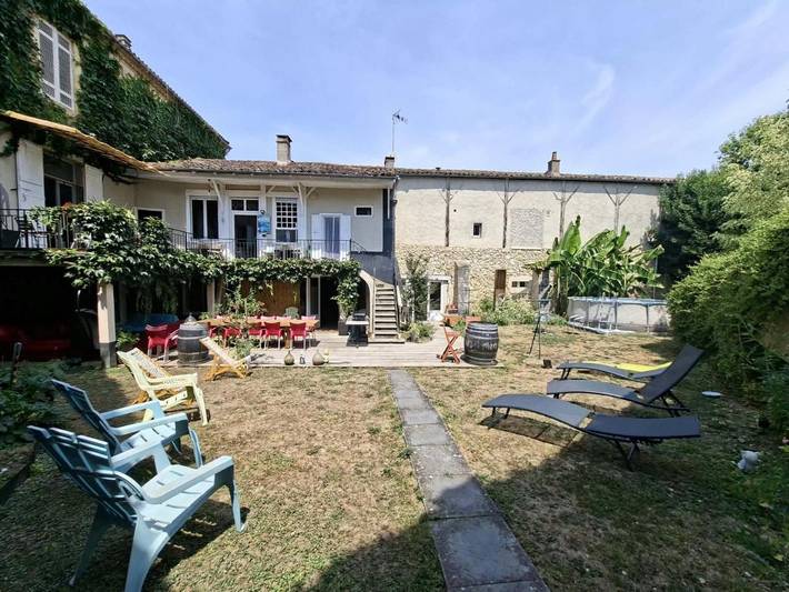 Location de vacances, avec Terrasse ainsi que Jardin et Piscine à Condom