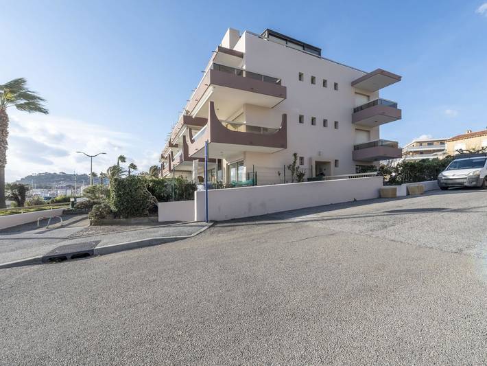Gîte pour 2 personnes, avec terrasse dans Plage Des Tamaris Cavalaire Sur Mer - 2