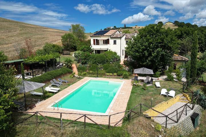 Ferienwohnung für 3 Personen, mit Terrasse und Garten sowie Pool