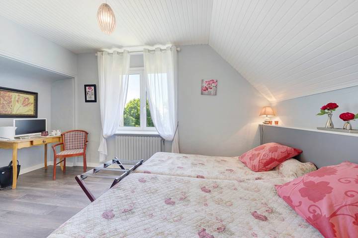Bed and Breakfast 'La Chambre Rouge' with Shared Terrace, Shared Garden and Wi-Fi in Lanhouarneau, Morlaix region