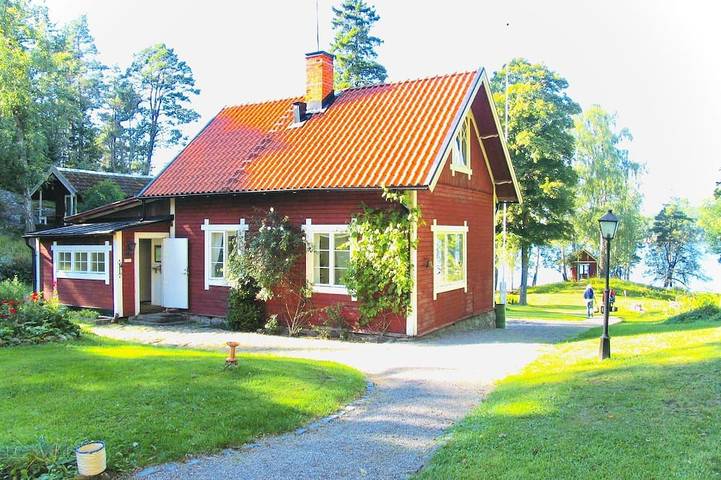 Seaside century house with beautiful sunset and big jetty with sauna in Stockholmer Schärengarten