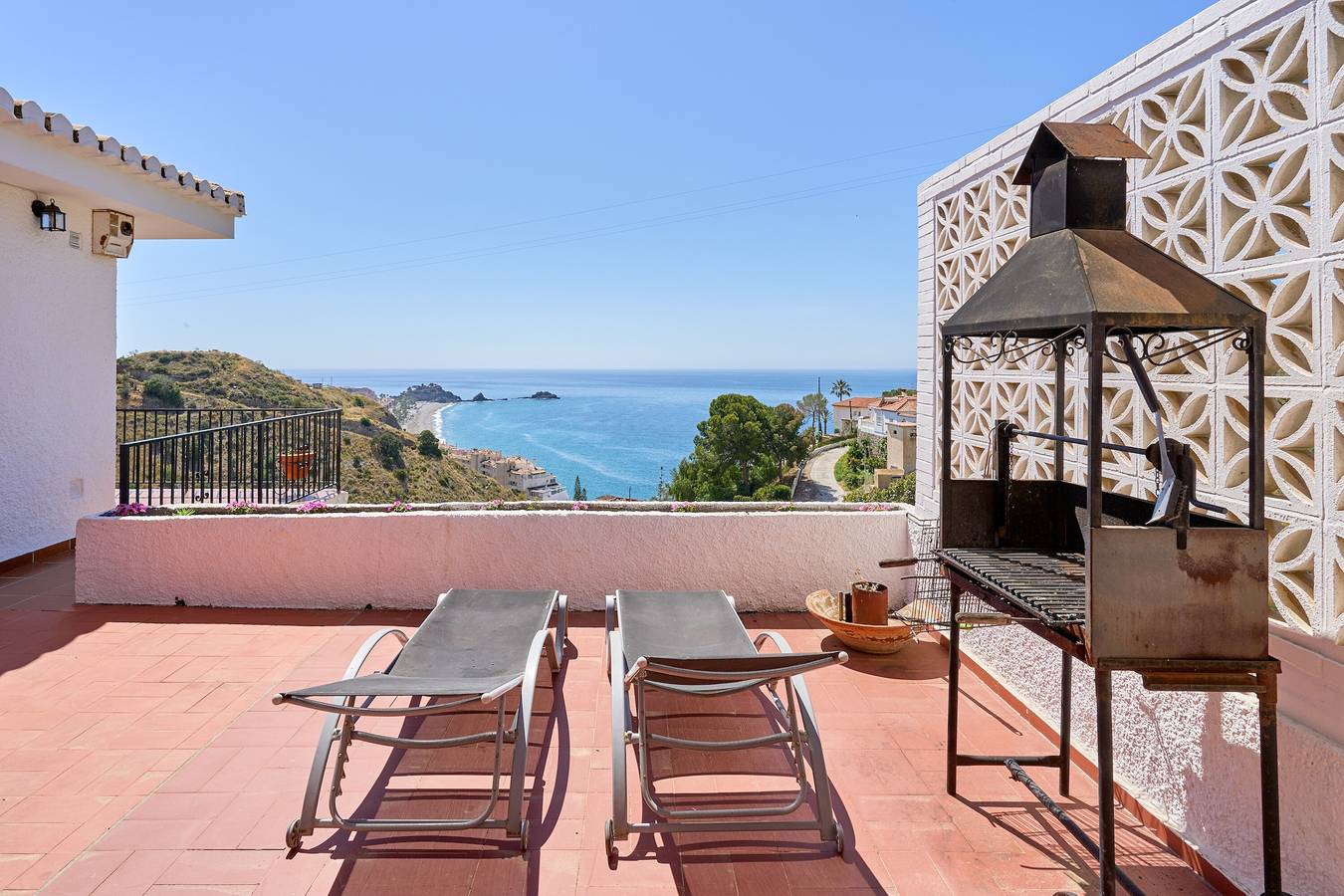 Villa „Casa Beto“ mit Meerblick, Pool, Garten & Wlan in Playa San Cristobal, Almuñecar
