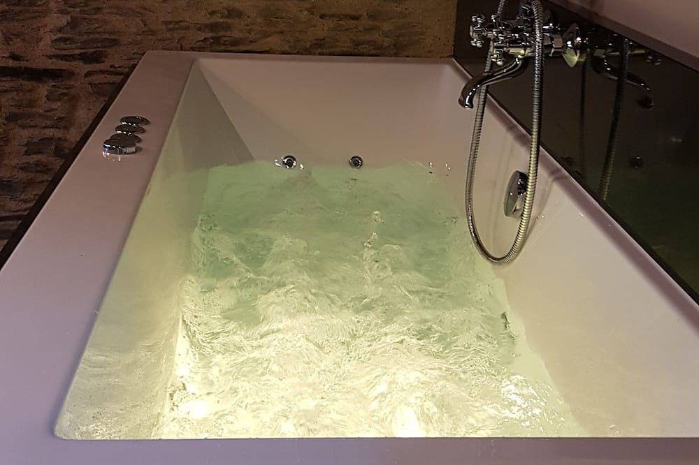 Entire apartment, The Suite with individual Spa \"Guard Room in Ploërmel, Vannes region