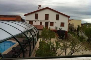 Casa rural para 4 personas, con piscina además de jardín y balcón en La Hoya