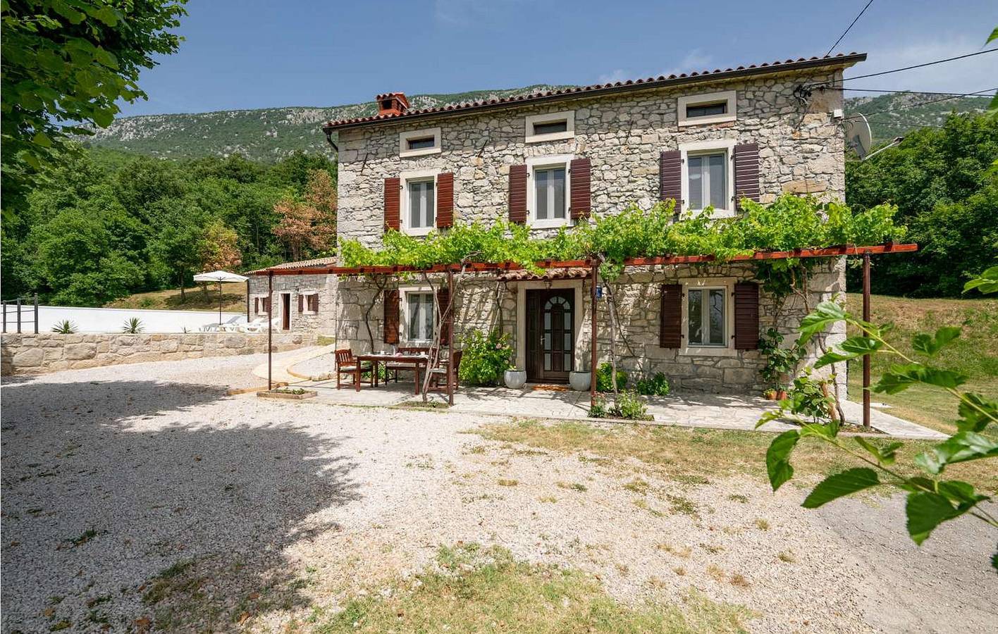 Charmante 2-Zimmer-Wohnung mit Pool, WLAN und Terrasse in der Nähe des Flusses Boljunčica in Kozljak, Ostküste Istrien