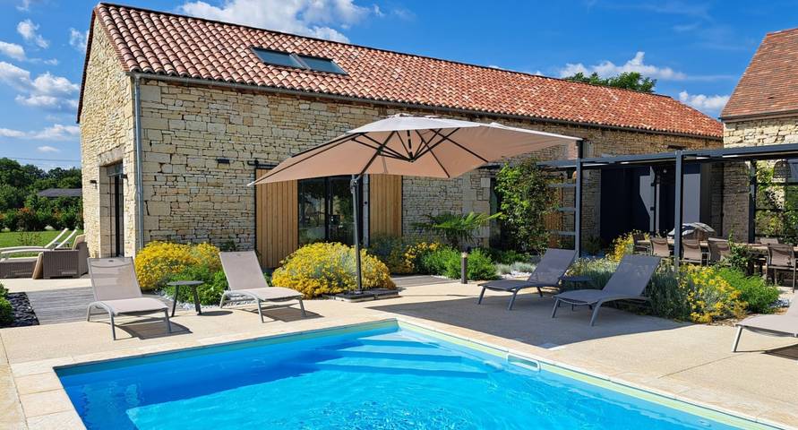 Gîte pour 12 personnes, avec terrasse ainsi que jardin et piscine - 1