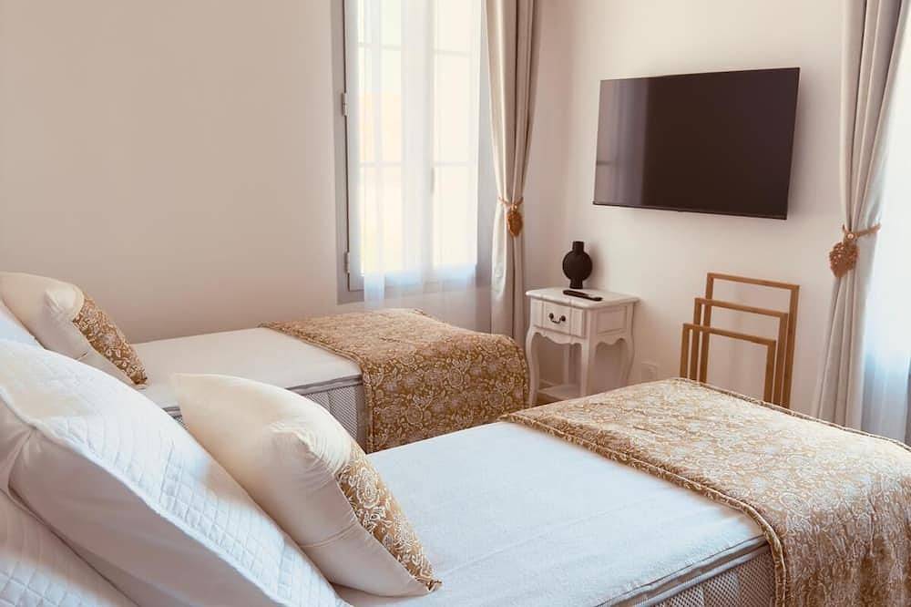 Entire apartment, Suite Studio L'Arlésienne au Mas de la Huppe - Franquevaux - Petite Camargue in Beauvoisin, Nimes region