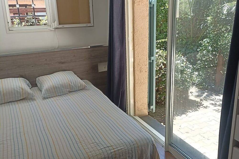 Lower villa with forest view terrace in Tourrettes-sur-Loup, Cannes region