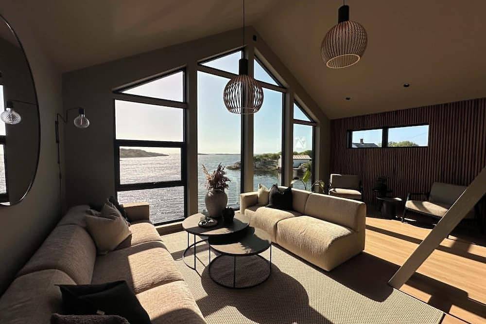 Oceanfront Luxury Retreat | Jacuzzi, Sauna & Panoramic Views in Karmøy