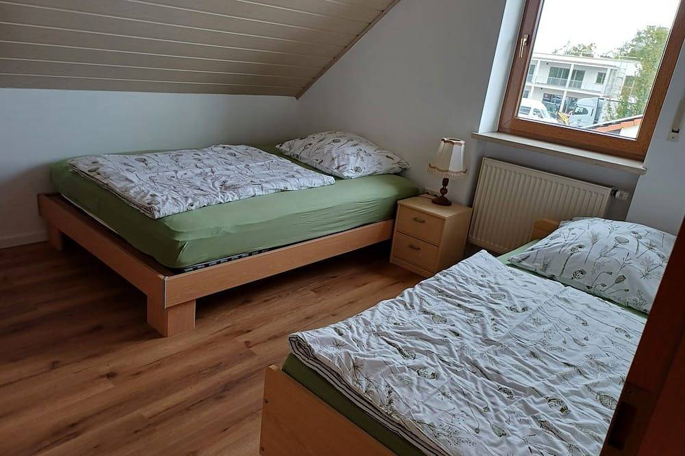 Ruhig gelegenes Ferienhaus mit traumhafter Aussicht. Badesee 5 min entfernt. in Obernzenn, Romantische Straße